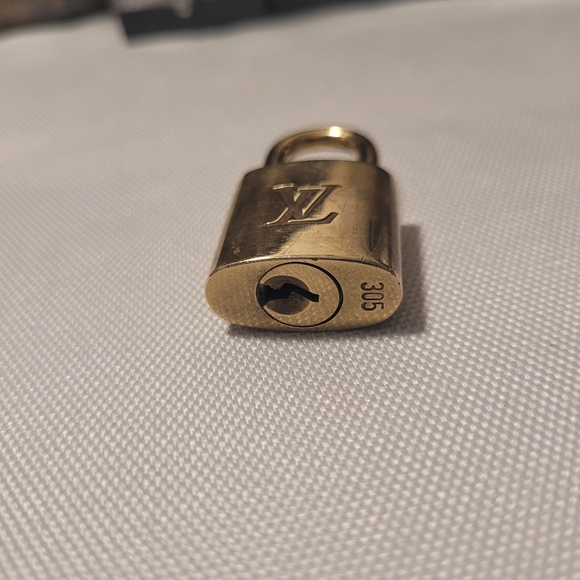 1 Preowned Louis Vuitton Gold Brass Padlock NO KEY #300s - Picture 7 of 10